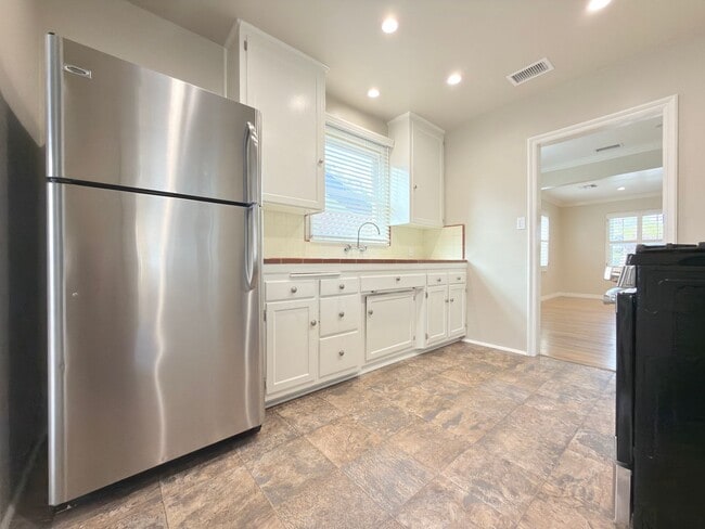 Building Photo - Upgraded 2-Bedroom Home with Garage & Enclosed Yard.