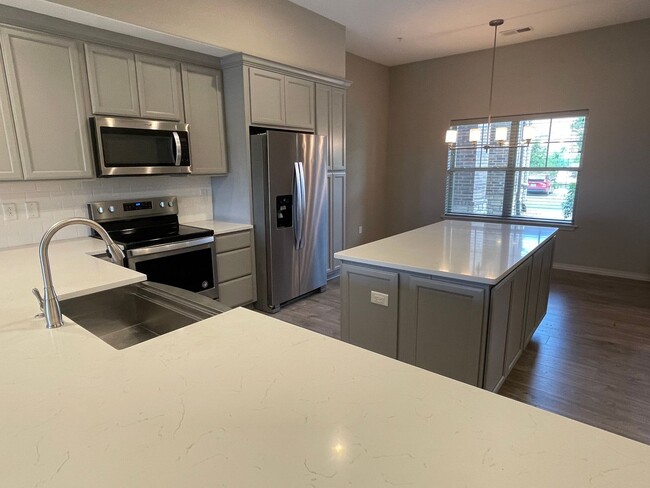 Building Photo - Luxury Lakeview 2 bedroom 2 bath Apartment...