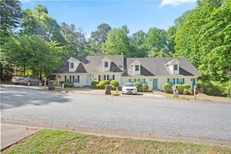 Building Photo - 6712 Lakewood Dr