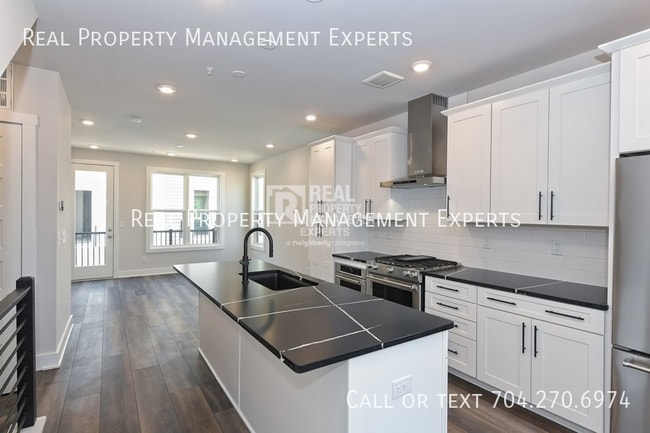 Building Photo - 2140 Terwilliger Terrace