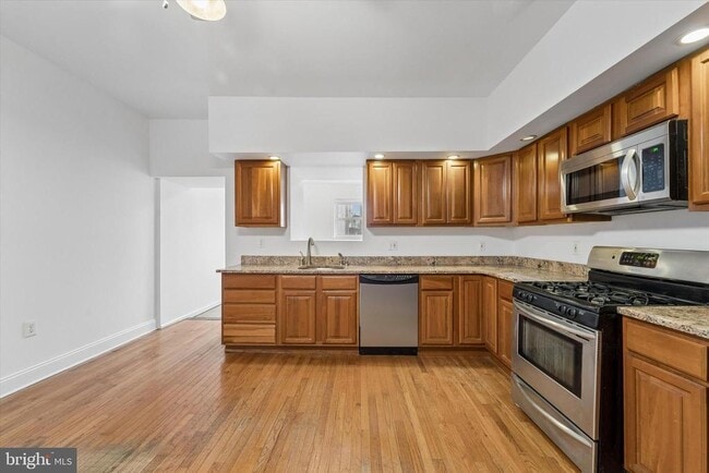 Building Photo - 3452 Sunnyside Ave