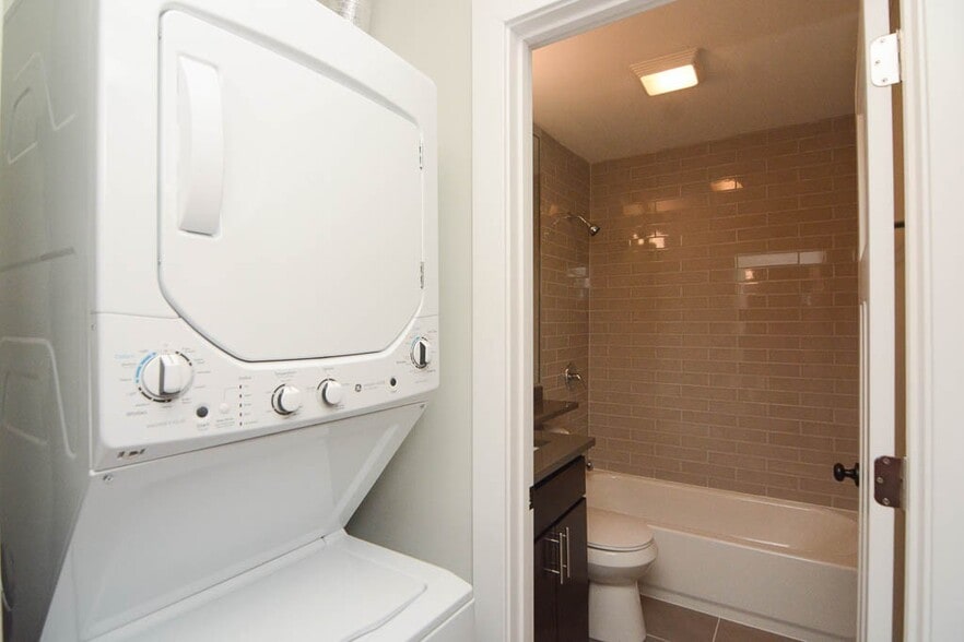 Building Photo - 447 W Surf St