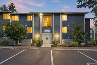 Building Photo - 4641 W Lake Sammamish Pkwy SE