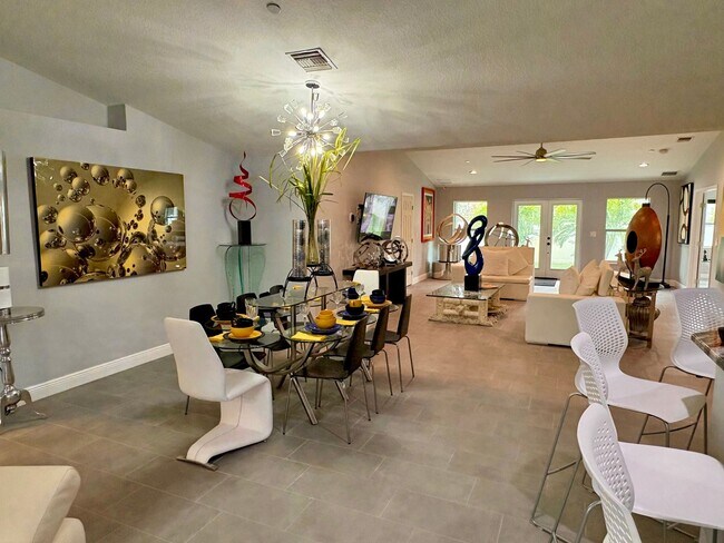 Building Photo - Spacious updated 4/2/2 Home Centrally Located in PSL!