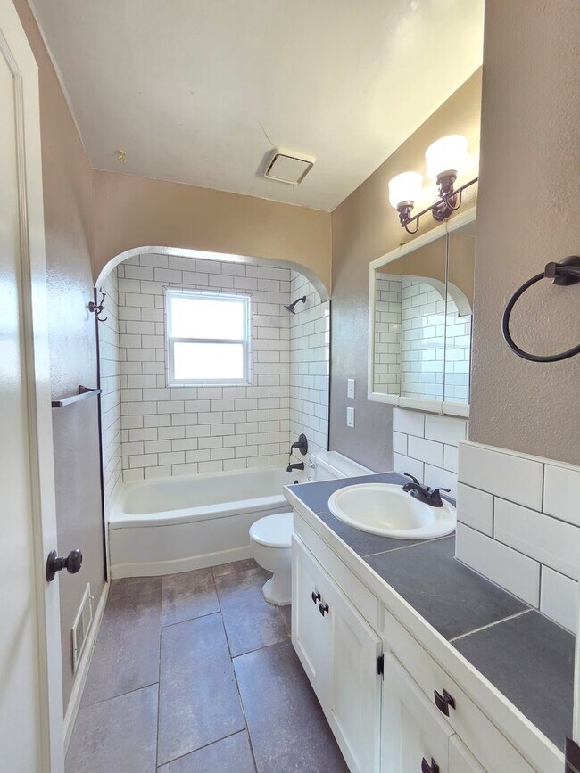 Building Photo - $1,725 - 2 Bed / 1 Bath Charming Home in Spokane Valley