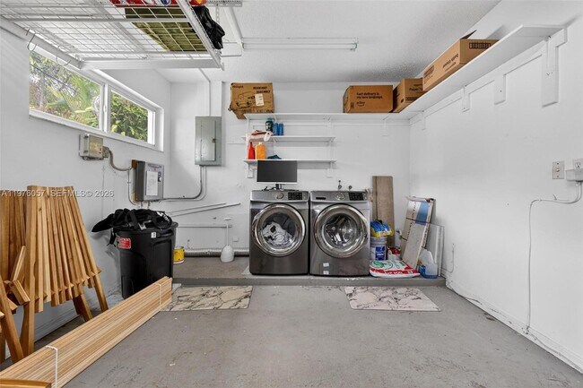 Building Photo - 3231 Salzedo St