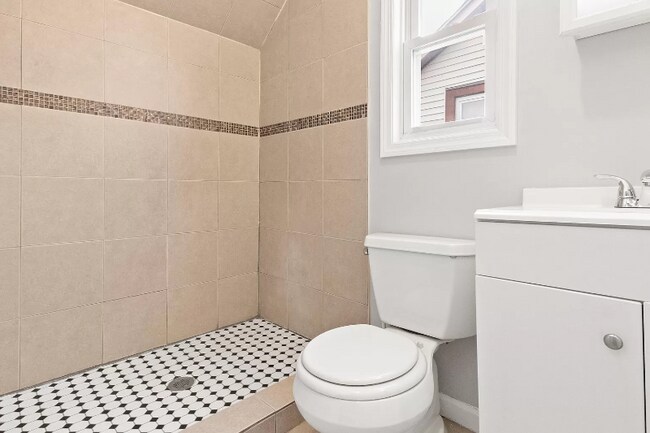 Building Photo - 196 Shephard Ave