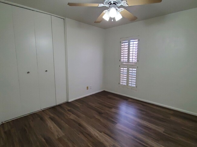 Building Photo - 3 bedroom + mother in law suite/ home offi...