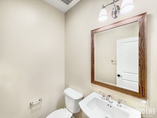 Building Photo - Beautiful 2B/2.5BA Townhouse. NEWER CONSTR...