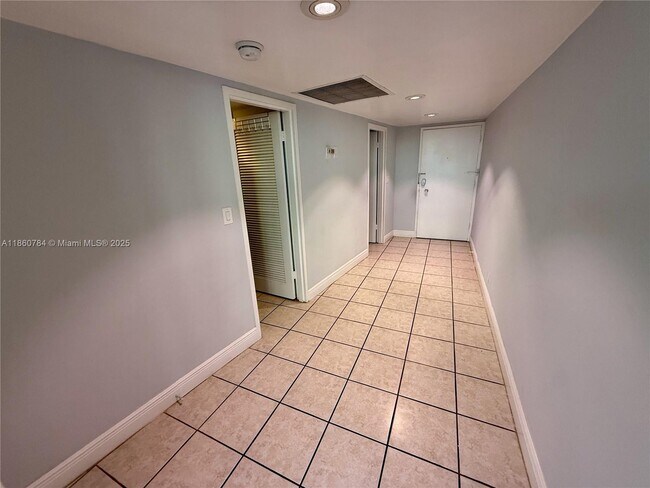 Building Photo - 900 Bay Dr