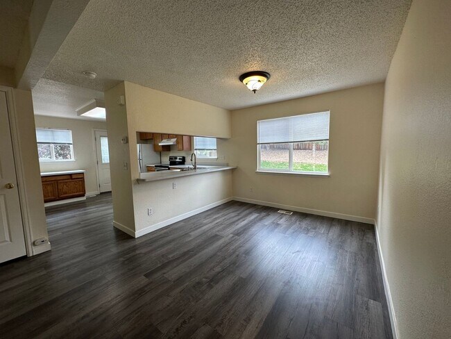 Building Photo - Updated 2 Bedroom w/ a Loft, 2 story