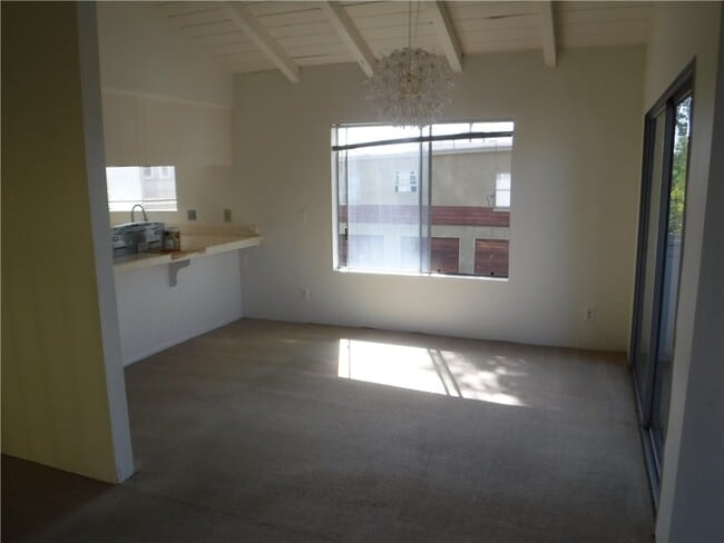 Building Photo - 500 Poinsettia Ave