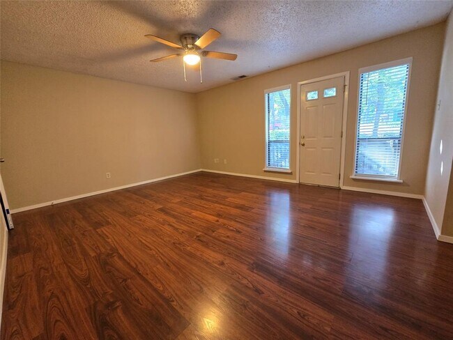 Building Photo - 604 Quail Creek Dr