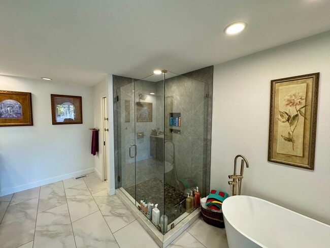 Building Photo - Beautiful 3 bedroom condo in CWE