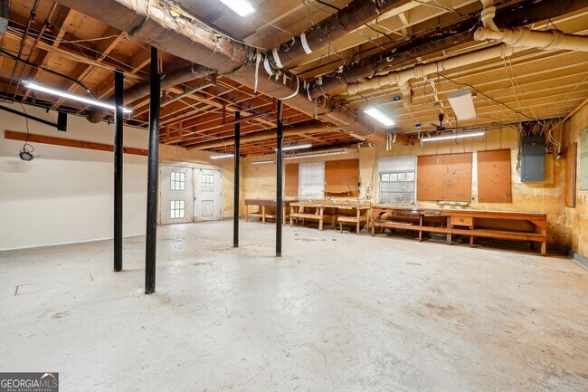 Building Photo - 5140 Lakewood Dr