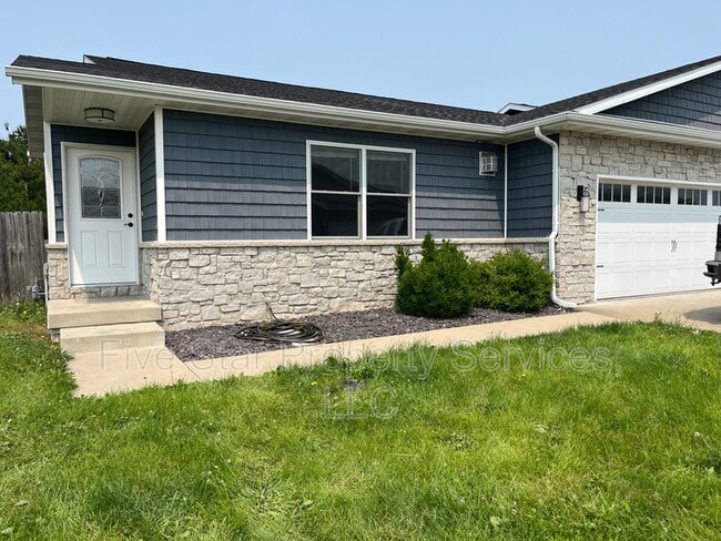 Primary Photo - 1203 Hawthorn Ct