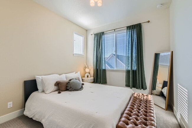 Building Photo - 3 Bedroom, 4 Bath Townhome in Broomfield