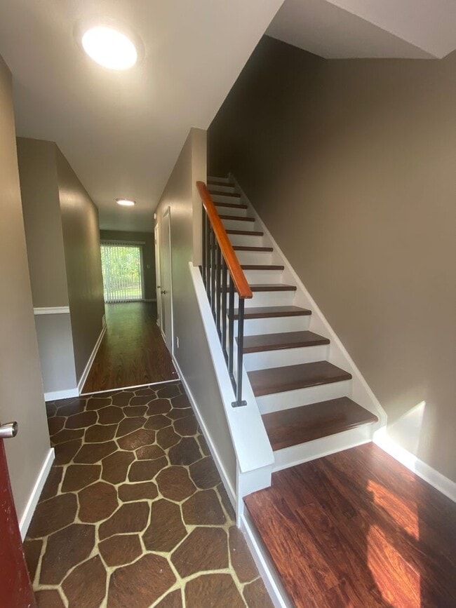 Building Photo - Moon Township - 2 Bedroom, 1.5 Bath Townho...