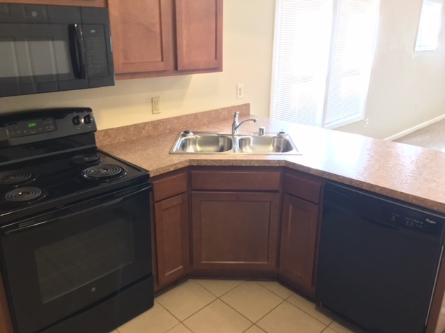 Building Photo - Spacious 2 Bedroom close to campus!