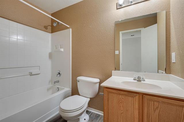 Building Photo - 14112 Esperanza Dr