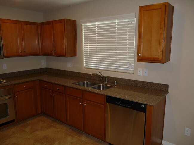 Building Photo - SOUTHERN HIGHLANDS 3 BEDROOM, 3 BATH HOME