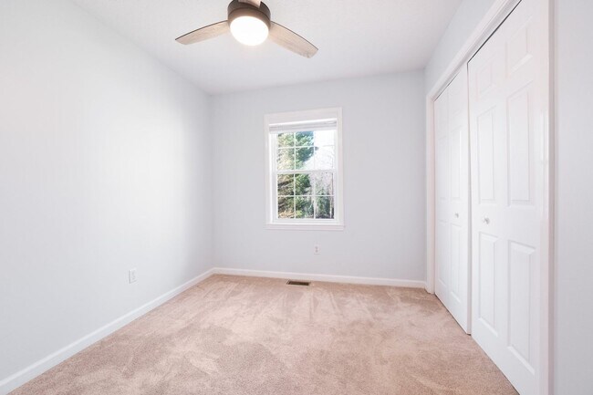 Building Photo - Spacious 5BR House in Asheville