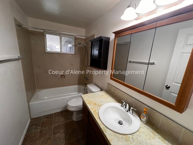 Building Photo - 1120 N 6th St