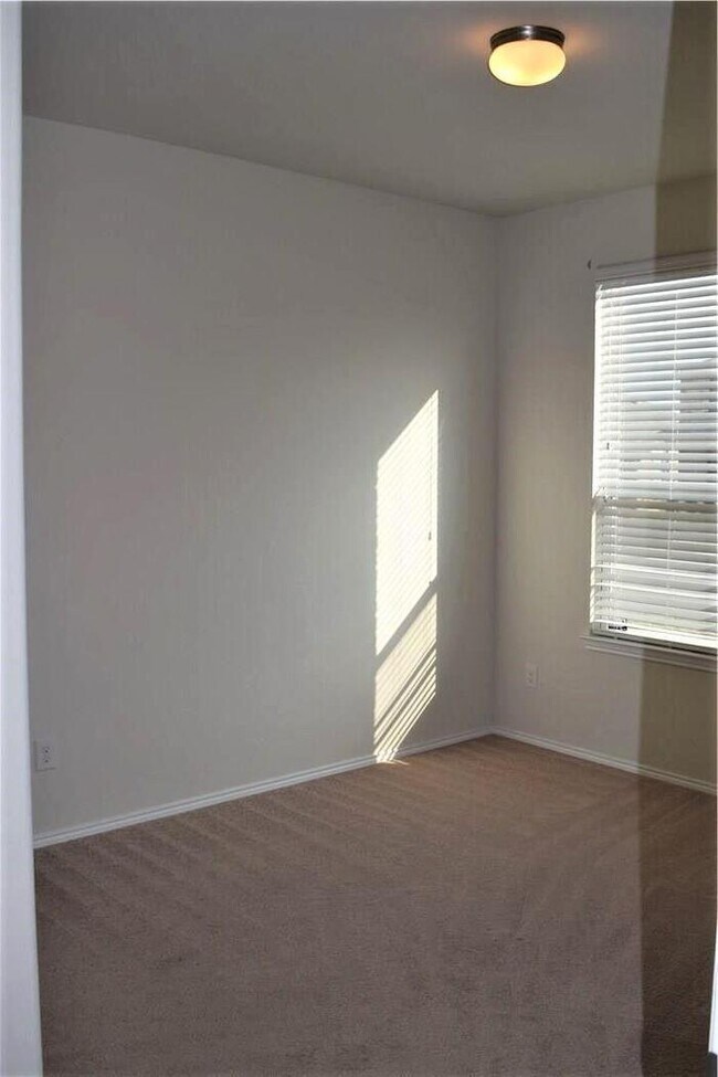 Building Photo - Cozy one story 3 bedroom - 2 bathroom open...
