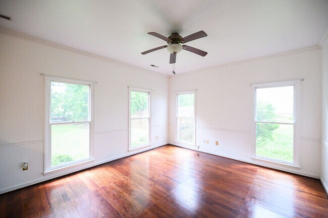 Building Photo - Wonderful and Spacious 3 bedroom home 2.5 bath in High Point with 2 car garage and large fenced-i...