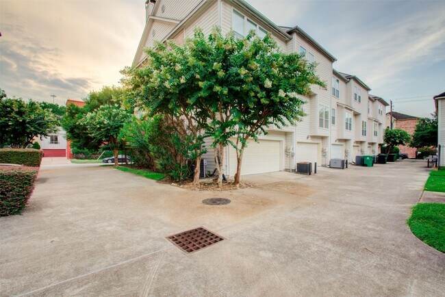 Building Photo - 1733 Tuam St