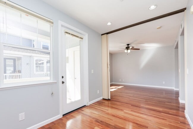 Building Photo - 3 Bed / 2.5 Bath beautiful end unit townhome with tons of upgrades. YouTube Tour!!