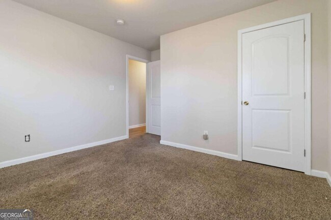 Building Photo - 2361 Swallow Cir SE