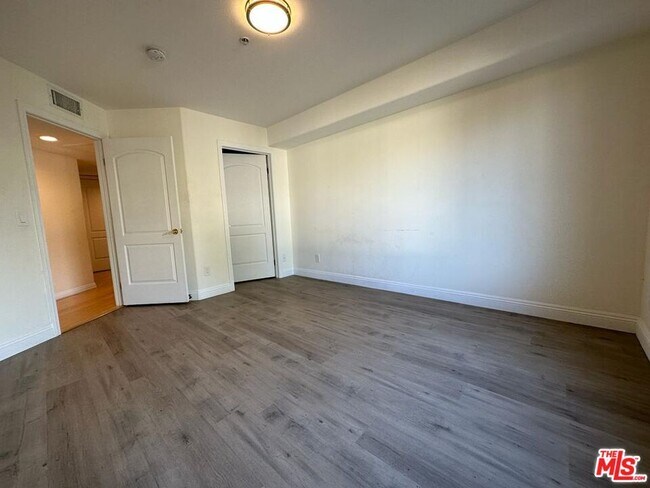 Building Photo - 2435 Florencita Dr W