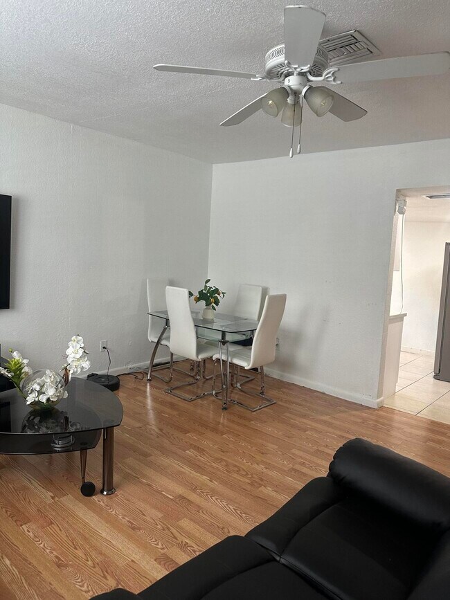 Building Photo - 626 S Pine St