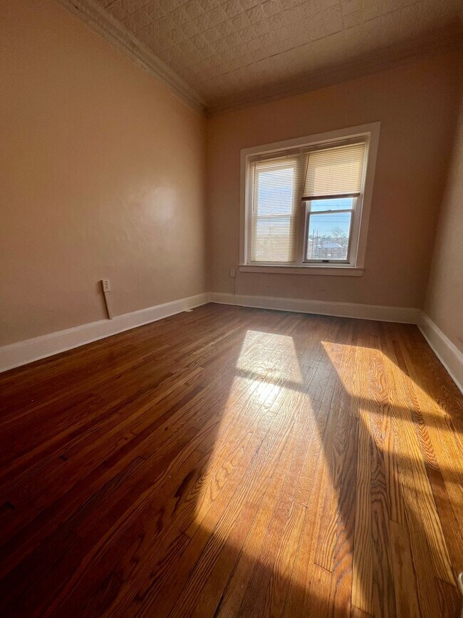 Building Photo - Gorgeous 2-Bedroom Apartment on Main Street! Available NOW!