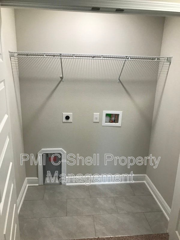 Building Photo - 357 S E St