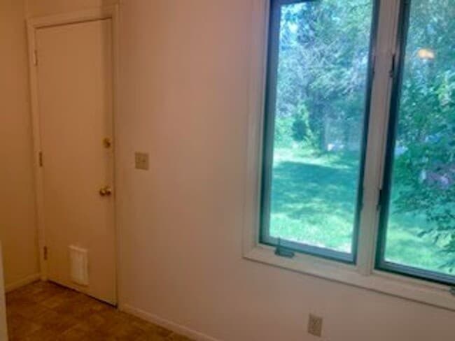 Building Photo - Spacious Heights 3 Bed!