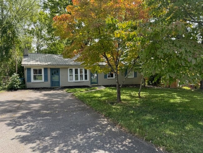 Building Photo - South AVL - 3/2 with Sunroom and Flex Space!