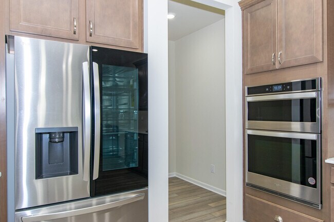 Building Photo - 717 Risdon Trail S