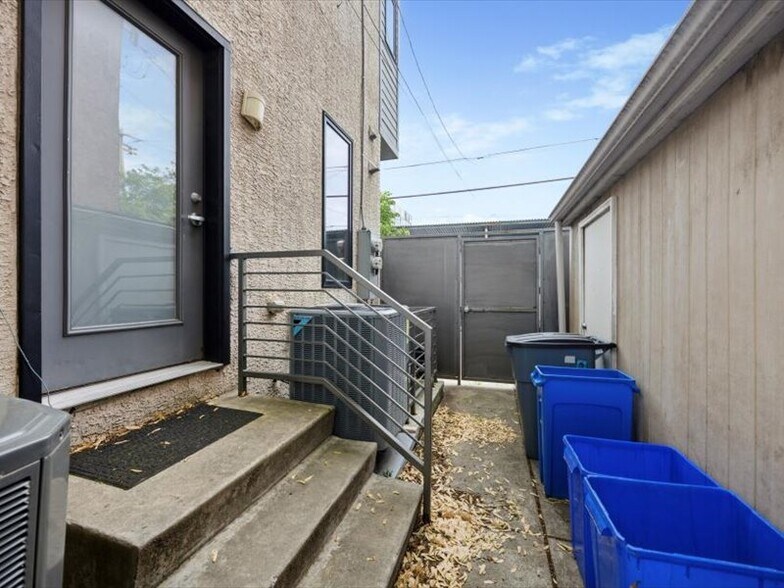 Building Photo - 928 S 15th St