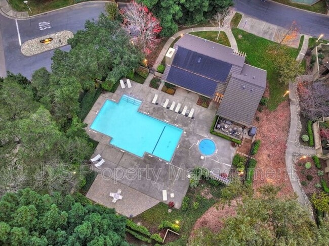 Building Photo - 2010 Promontory Point Ln