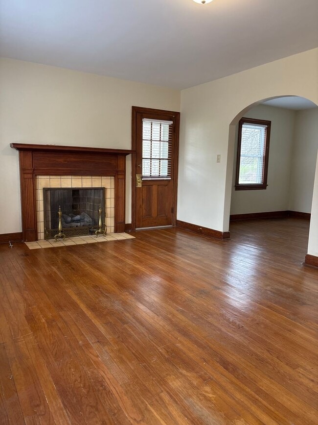 Building Photo - 4 Bedroom House / South Jackson