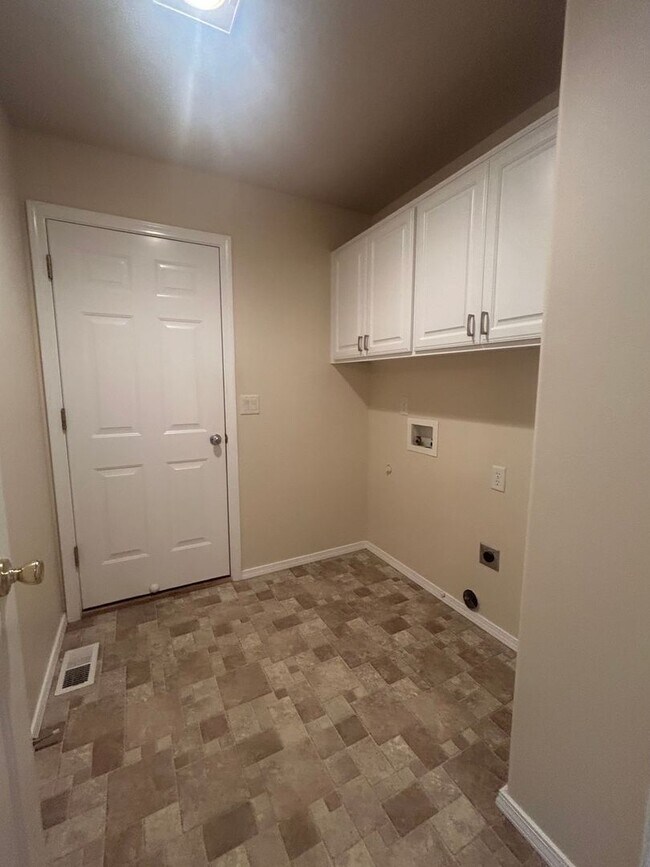 Building Photo - Beautiful Three Bedroom in Keizer