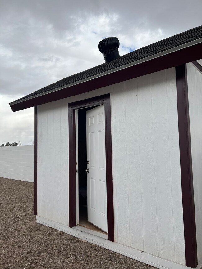 Building Photo - Gorgeous fully remodeled centrally located 3 bedroom home.