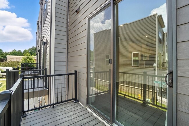 Building Photo - Modern City Living Near Uptown Charlotte