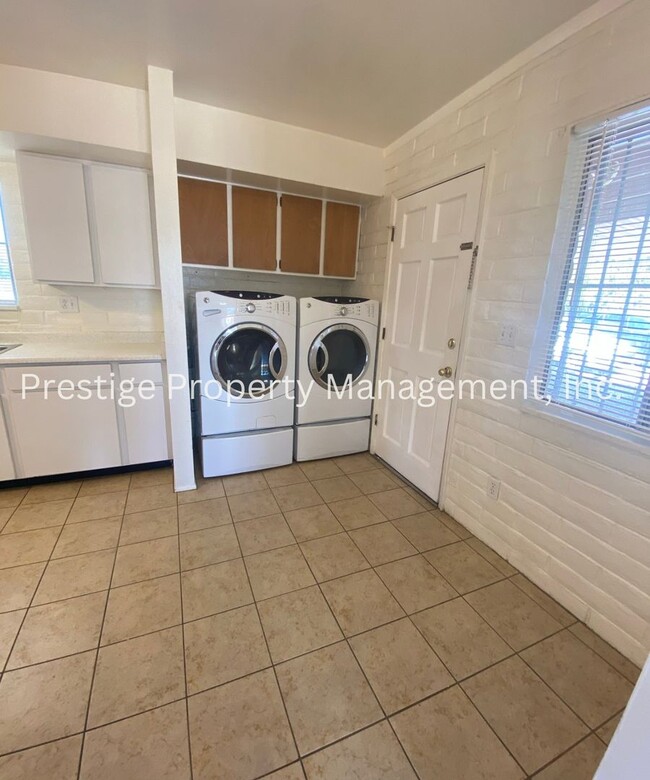 Building Photo - East Side Living Offering, Comfort & Conve...