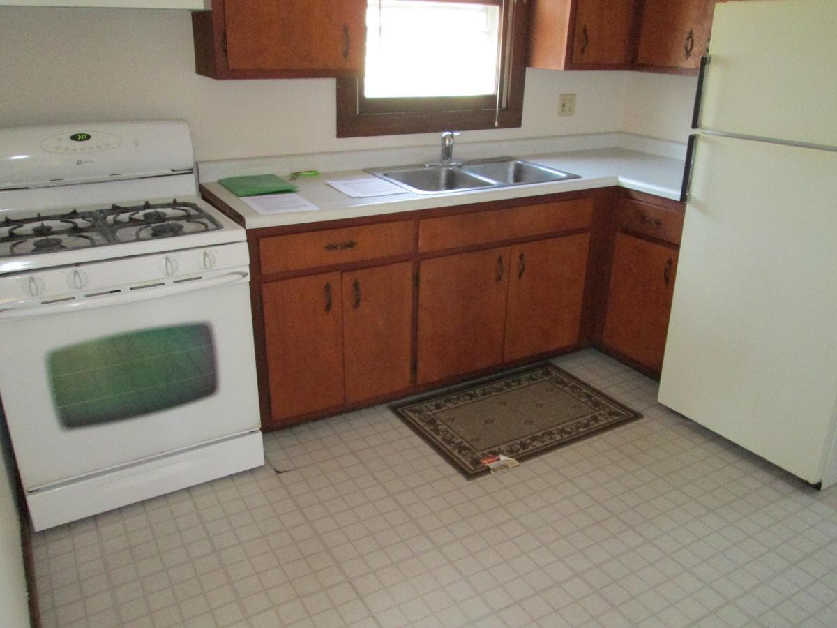 Kitchen - 420 Pontiac St