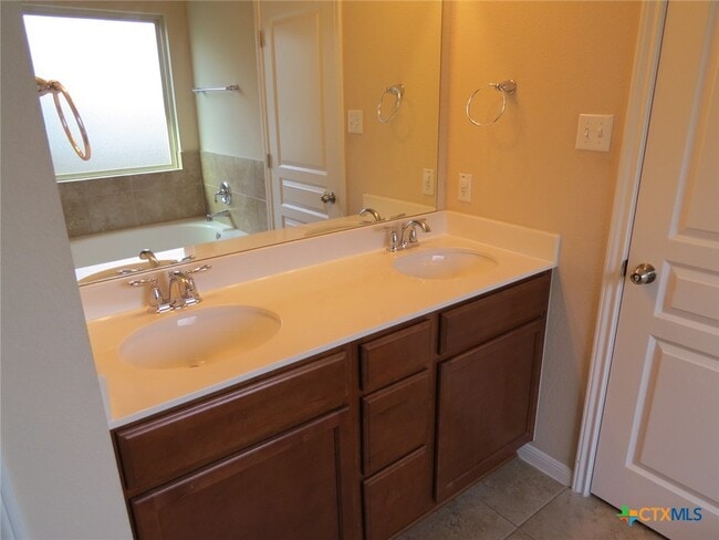 Building Photo - 5623 Blackstone Dr