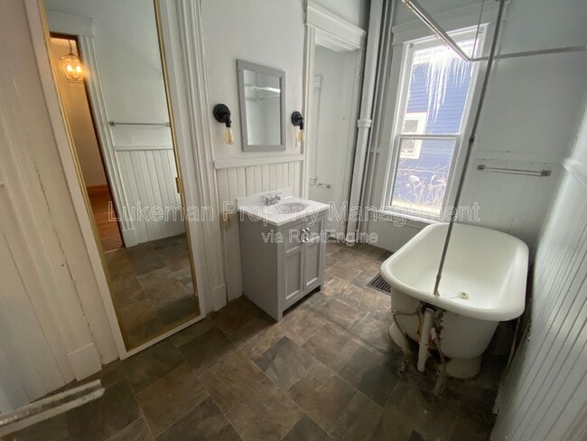 Building Photo - 515 Village St