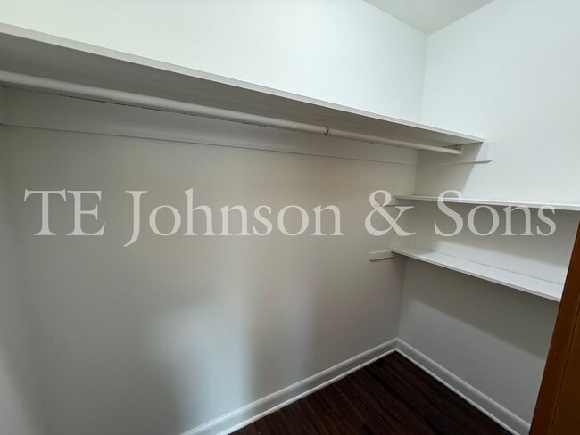 Building Photo - 2 Bedroom Salem View Apartment!